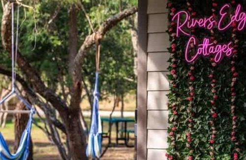 Fredericksburg Casa | Paintbrush Waterfront Cottage