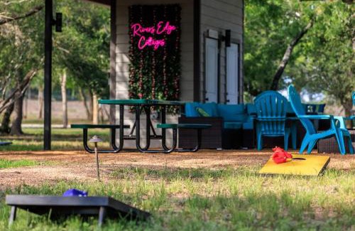 Fredericksburg Casa | Paintbrush Waterfront Cottage