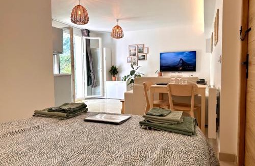 Peyrolles-en-Provence Apartamento | Paisible studio tout neuf en lisière de forêt
