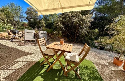 Peyrolles-en-Provence Apartamento | Paisible studio tout neuf en lisière de forêt