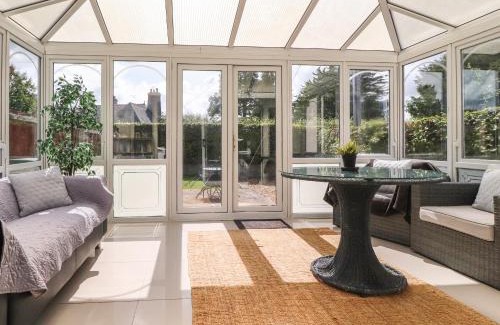 Burton Casa | Palm Court