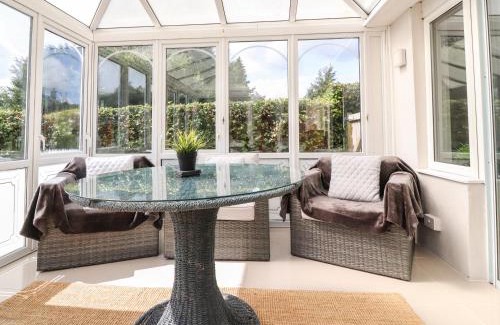 Burton Casa | Palm Court