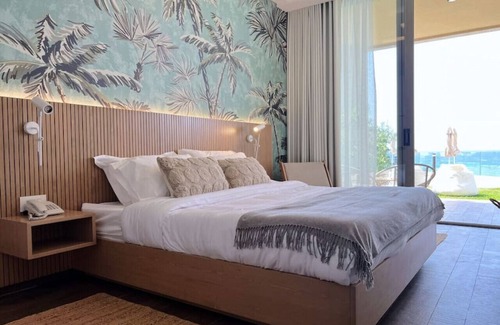 Kfardebian Casa | Palm Paradise: Beachfront Exotic Room in Batroun