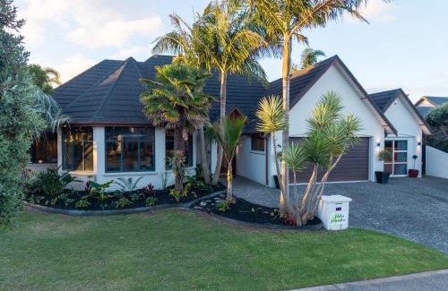 Papamoa Beach Casa | Palm Paradise with Spa
