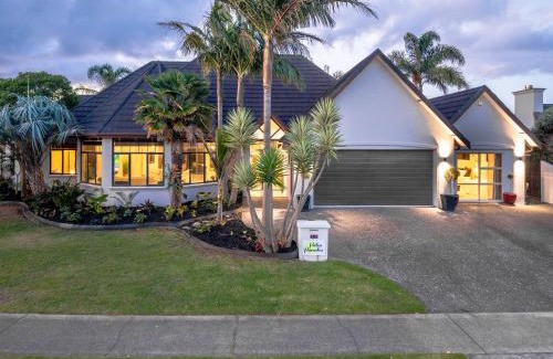 Papamoa Beach Casa | Palm Paradise with Spa