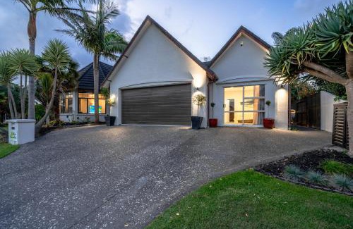 Papamoa Beach Casa | Palm Paradise with Spa