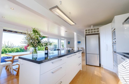 Ostend Casa | Palm Ridge near Onetangi & Palm Beach - Palm Ridge is a very well presented near new 4 bedroom holiday accommodation sitting on the ridge-line overlooking beautiful Palm Beach and way beyond. The views are stunning. This lovely, North facing, very w