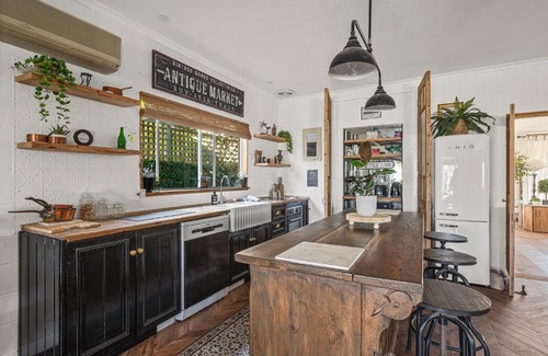 Aldinga Beach Casa | Palm Tree Cottage - Aldinga Beach - C21 SouthCoast Holidays