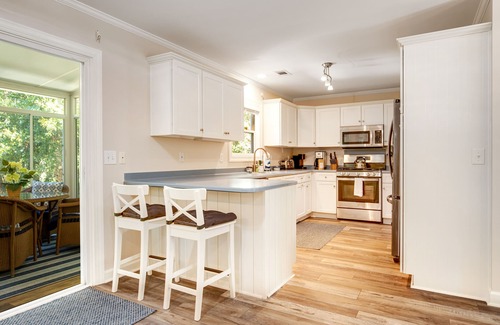 Sunset Point Casa | Casa rodeada de palmeras con porches, patio y hamaca, ¡a pie de playa / ciudad!