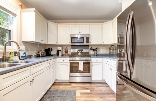 Sunset Point Casa | Casa rodeada de palmeras con porches, patio y hamaca, ¡a pie de playa / ciudad!