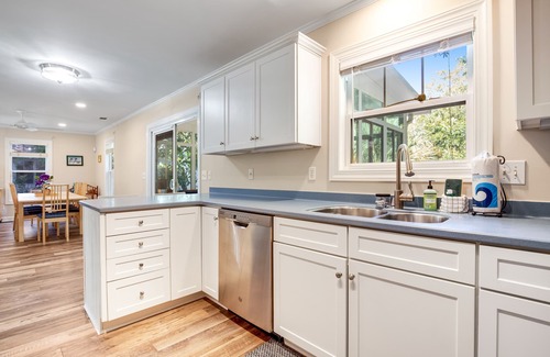 Sunset Point Casa | Casa rodeada de palmeras con porches, patio y hamaca, ¡a pie de playa / ciudad!