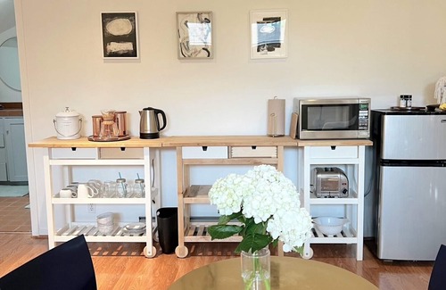 Midtown Cabaña | Palo Alto Cottage: Privacy, Comfort & Convenience