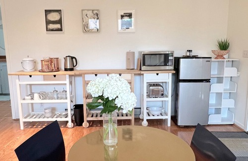 Midtown Cabaña | Palo Alto Cottage: Privacy, Comfort & Convenience