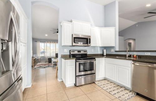Glendale Casa | Paloma Crush Near Cardinal Stadium & Football Fun