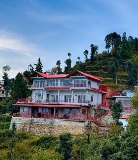 Kaul Casa | Panorama Villa homestay at Hartola, Mukteshwar by Kusumith Retreats