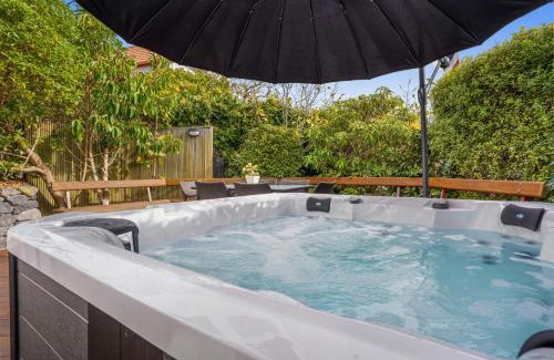 Mount Pleasant Casa | Panoramic City Views with Hot Tub