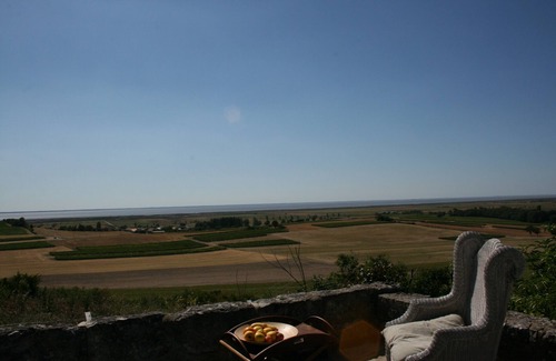 Saint-Romain-sur-Gironde Casa | Impresionante vista del estuario de Gironda para este redil restaurado