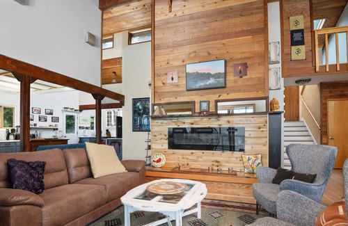 Northwest Portland Casa | Panoramic River and Territorial Views From Enormous Deck, BBQ, Next to Forest Park