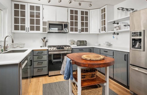 Northwest Portland Casa | Panoramic River and Territorial Views From Enormous Deck, BBQ, Next to Forest Park
