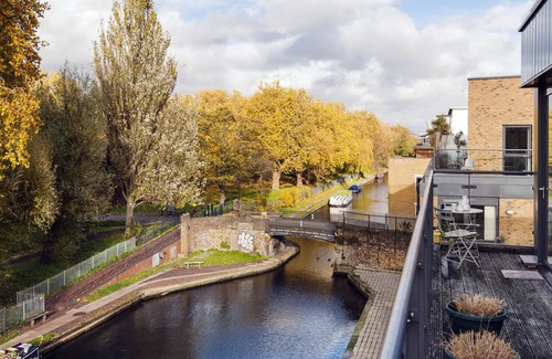 Bow West Apartamento | Panoramic Victoria Park Home close to Stratford by UnderTheDoormat