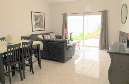 Yorba Linda Casa | Vista panorámica de una casa de 2 pisos ubicada en las colinas de Yorba Linda