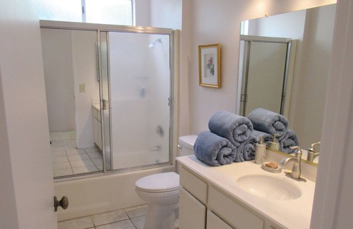 Yorba Linda Casa | Vista panorámica de una casa de 2 pisos ubicada en las colinas de Yorba Linda
