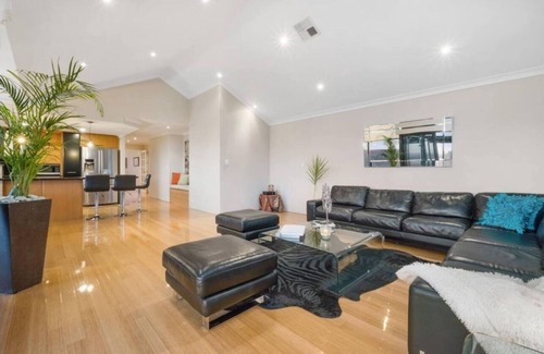 Perth Casa | Panoramic views, secluded nature retreat in the Perth Hills