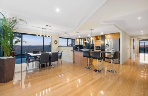 Perth Casa | Panoramic views, secluded nature retreat in the Perth Hills