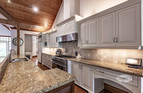 Bala Cabaña | Panoramic View of Lake Muskoka, Privacy! Sleeps 20! Entertaining++! Location!