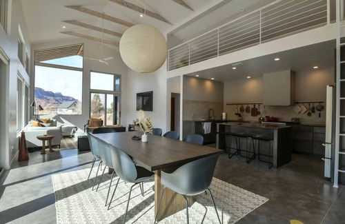 Moab South Valley Casa | Panoramic Views I Open Concept Floorplan I Private Hot Tub I Ample Parking