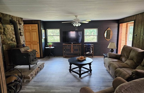 Neillsville Cabaña | Papa Opelt's Cozy Cottage