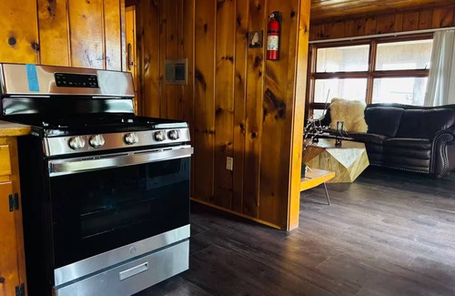 Carp Lake Cabina | Paradise Lake near Mackinaw City. Lakefront, near downtown & ferry docks