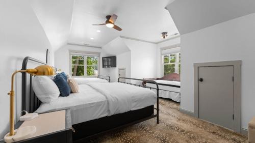 Lake Norman of Catawba Casa | Paradise Pointe by AvantStay Lakefront Views Playset