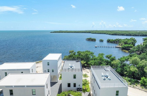 Monroe County Casa | Paradise Point 11- New 3 bed 3 bath Oceanfront home rooftop balcony- Pets OK
