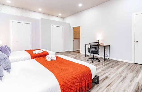 Lafayette Square Casa | Park Ave Townhome w/parking by CozySuites