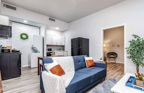 Lafayette Square Casa | Park Ave Townhome w/parking by CozySuites