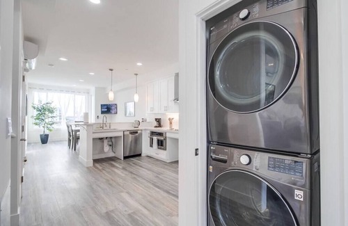 University Heights Apartamento | Park Blvd 302 / Newly Built / Spa / Central