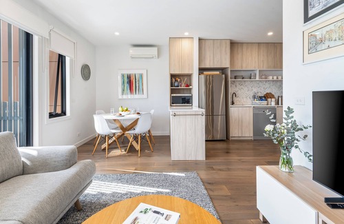 Caulfield North Apartamento | Park Life: Elegant & Sun-Filled 2-Bed 2-Bath Home