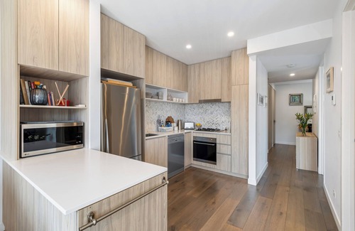 Caulfield North Apartamento | Park Life: Elegant & Sun-Filled 2-Bed 2-Bath Home