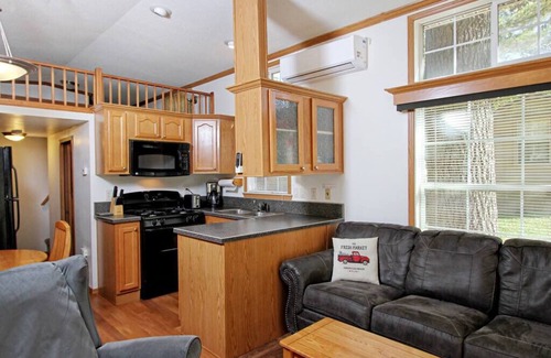 Centre Hall Cabina | Park Model 35 w/ 3 Beds