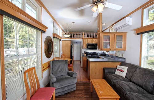 Centre Hall Cabina | Park Model 35 w/ 3 Beds