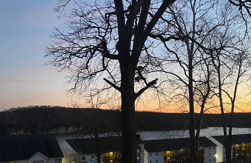 Kaiser Condominio | Park Place lakefront condo right in the state park minutes away from Osage Beach
