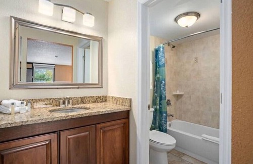Historic Downtown Kissimmee Hotel | Park Royal Orlando Lively Room with 2 DBL Beds & Pool