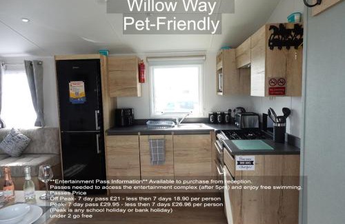 Camber Complejo | Parkdean Camber Sands sleeps 8 Pet Friendly - ref-ww242