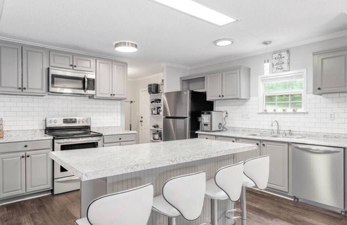 Madison Casa | Parking for 75+ Travel Workers Welcome