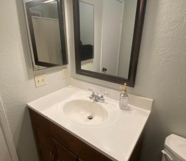 Circle Area Apartamento | Parking,Pet,2bd,2b,WIFI,Smart TVs,Walk to Food,Fun