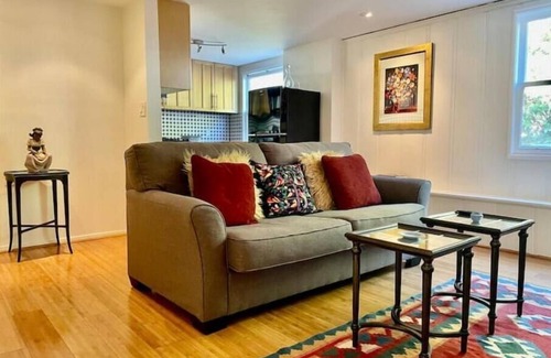 Oakland Apartamento | Parking, Private Yard. Fast Wi-fi. Washer and Dryer. Pet friendly. Close to Bart