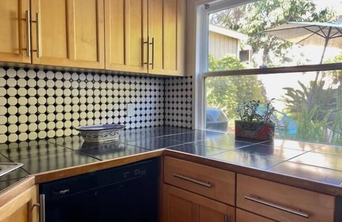 Oakland Apartamento | Parking, Private Yard. Fast Wi-fi. Washer and Dryer. Pet friendly. Close to Bart