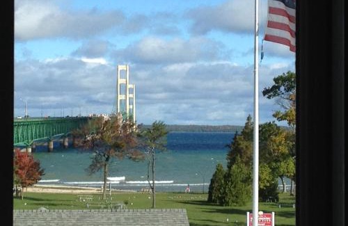 Mackinaw City Hotel | Parkside Inn Bridgeview