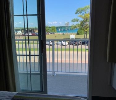Mackinaw City Hotel | Parkside Inn Bridgeview